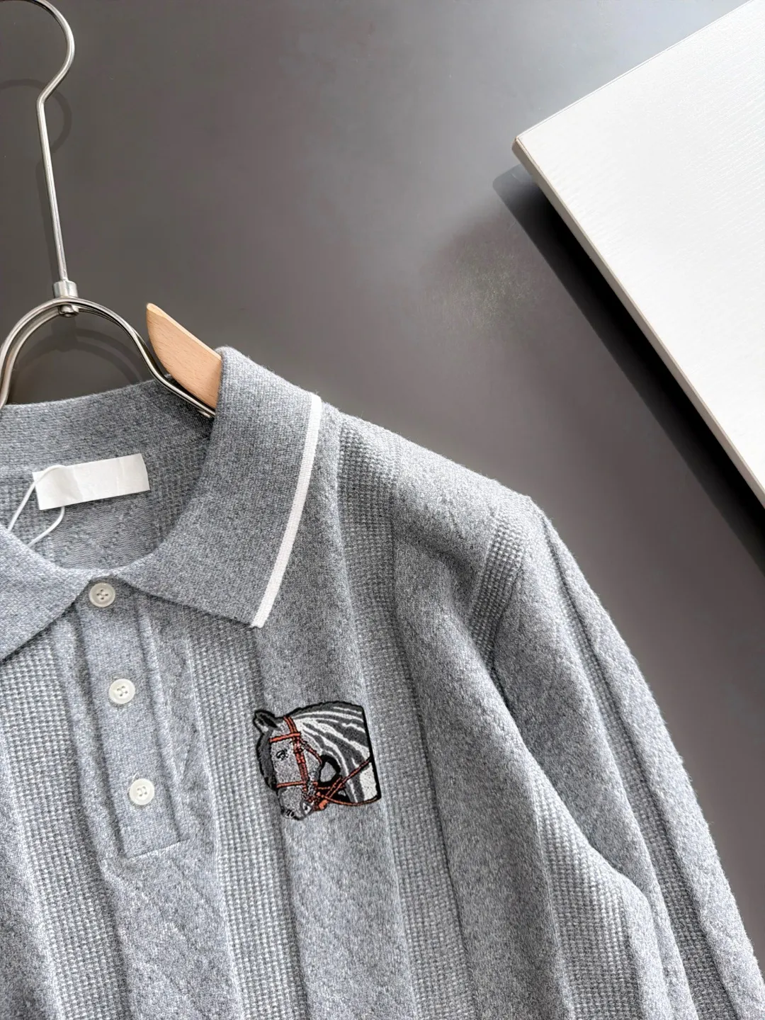 Next day shipment P195 Hermès High Quality 2026 Autumn and Winter latest sweaters from the official website, on sale at the counter at the same time Hot Sale! Specially made of wool blended fabric. It feels comfortable and can be directly in contact with the skin. The logo badge is exquisitely embroidered, which is extremely eye-catching! The details highlight the fashionable charm of big brands. Exquisite workmanship. Three-dimensional cutting style. The wearing effect is invincible and handsome! All three standards are complete! Sizes:M-3XL